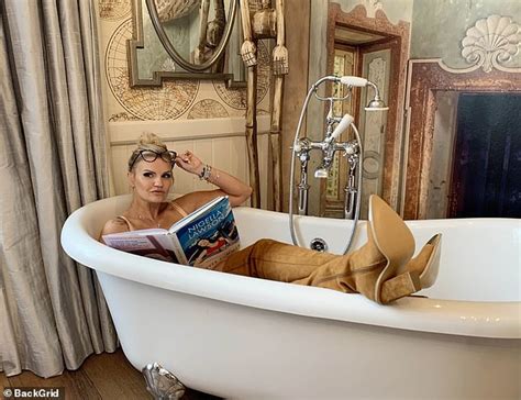 Kerry Katona poses topless as she strips off to showcase latest。